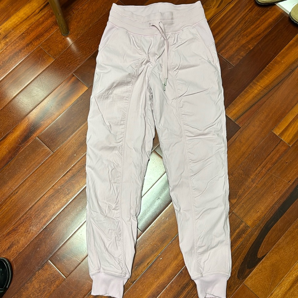 Women’s Lulu joggers size 4 light purple, great condition.
